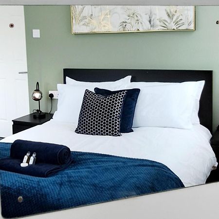 Bright 3 Bed Apartment With Terrace, Free Parking On Premises Watford  Extérieur photo