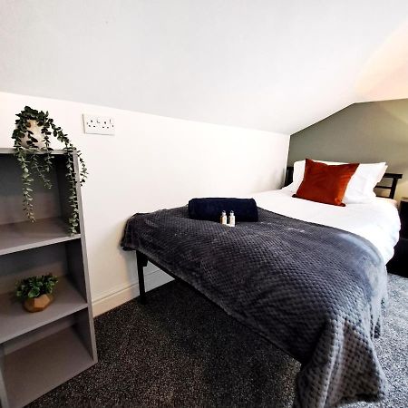 Bright 3 Bed Apartment With Terrace, Free Parking On Premises Watford  Extérieur photo