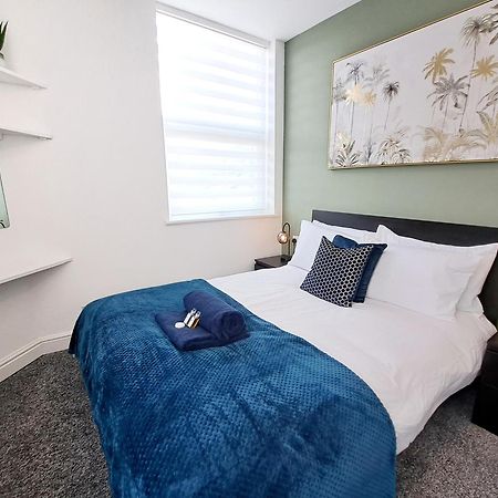Bright 3 Bed Apartment With Terrace, Free Parking On Premises Watford  Extérieur photo