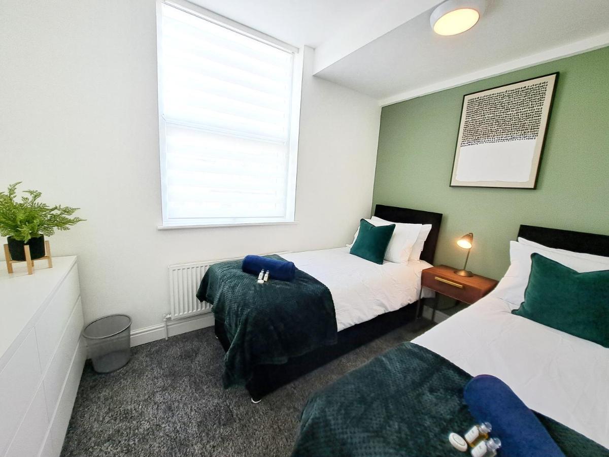 Bright 3 Bed Apartment With Terrace, Free Parking On Premises Watford  Extérieur photo