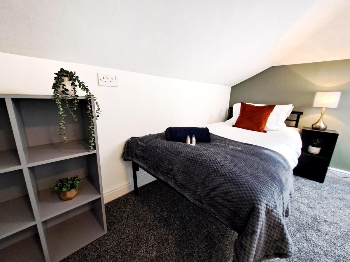 Bright 3 Bed Apartment With Terrace, Free Parking On Premises Watford  Extérieur photo