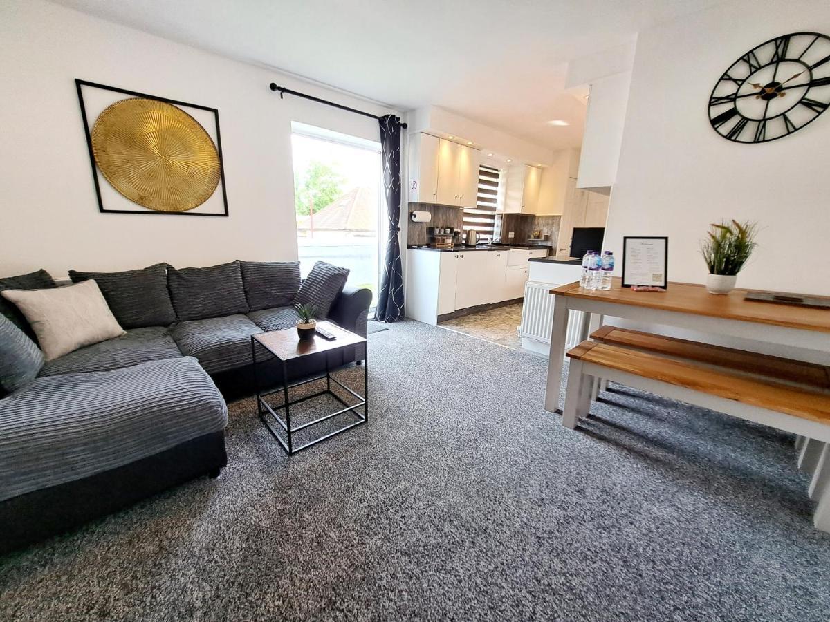 Bright 3 Bed Apartment With Terrace, Free Parking On Premises Watford  Extérieur photo