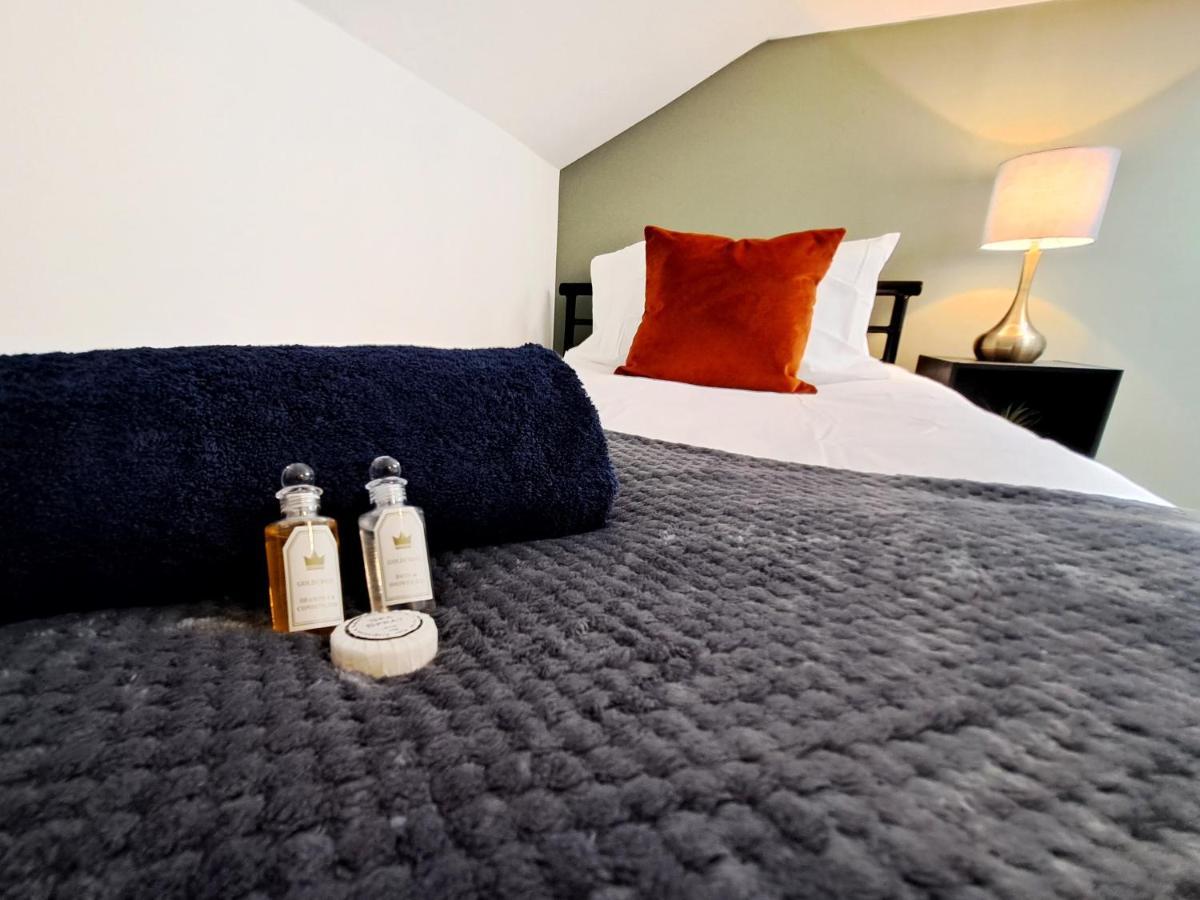 Bright 3 Bed Apartment With Terrace, Free Parking On Premises Watford  Extérieur photo