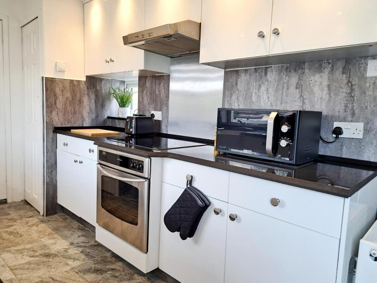 Bright 3 Bed Apartment With Terrace, Free Parking On Premises Watford  Extérieur photo