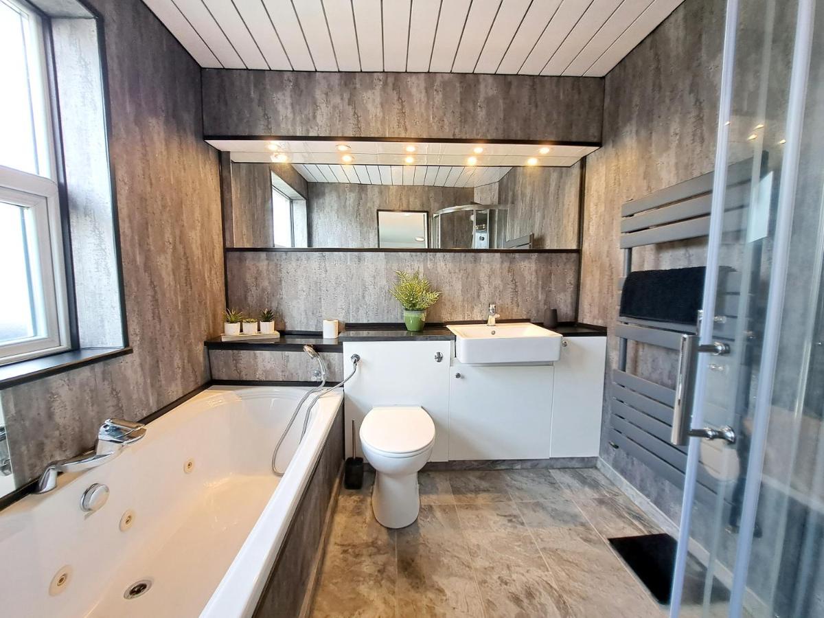 Bright 3 Bed Apartment With Terrace, Free Parking On Premises Watford  Extérieur photo