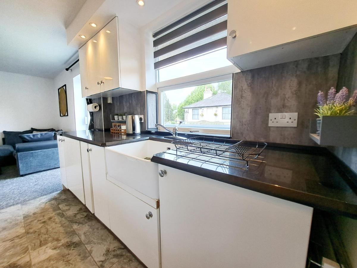 Bright 3 Bed Apartment With Terrace, Free Parking On Premises Watford  Extérieur photo